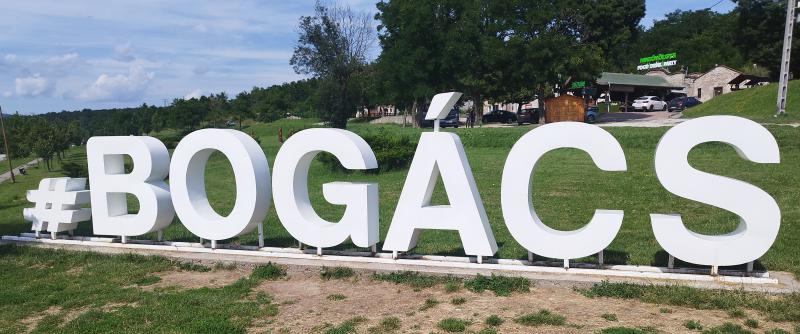 Bogács felirat